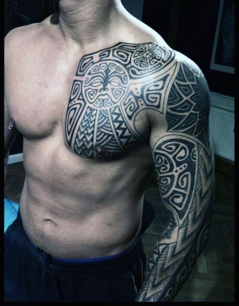 tatuaże męskie na piersi i ramie